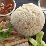 ก๋วยเตี๋ยวไก่ตุ๋นอาหารตามสั่งป้ามะลิ