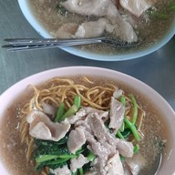 เมนูของร้าน ราดหน้ายอดผักนายเคี้ยงเอ็มไพร์ พญาไท 3