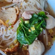 ก๋วยเตี๋ยวหมูต้มยำตำลึง (หน้าวัง)