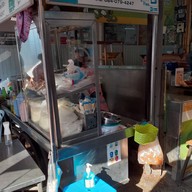 หน้าร้าน ก๋วยเตี๋ยวเนื้อ โกอ้วน ตลาดโต้รุ่งหัวหิน