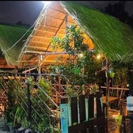 ส้มตำใต้สะพานลอย (ข้าวขาหมู ส้มตำ ยำ ลาบ น้ำตก คอหมูย่าง ไก่ย่าง ต้มแซ่บ ต้มยำ) 215 สุคนธสวัสดิ์ ลาดพร้าว