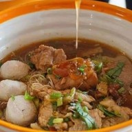 เตี๋ยวเพชรในตำนาน ในปั้ม ปตท พุทธสาคร