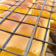 ขนมปังปิ้งเตาถ่าน ปอ อัง ปัง