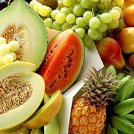 ผลไม้ปอกพร้อมทาน สลัด และของกินเล่น