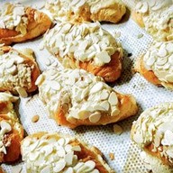 Sant'-Pang :กาแฟ ครัวซองต์ พิซซ่า น้ำผลไม้สกัดเย็น แฮปปี้แลนด์