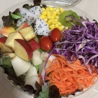 ผลไม้ปอกพร้อมทาน สลัด และของกินเล่น