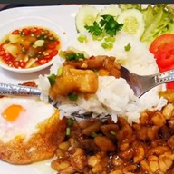 ร้านคุณยายก๋วยเตี๋ยวและอาหารตามสั่งเตาถ่าน