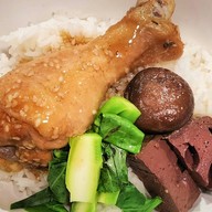 ก๋วยเตี๋ยวไก่ตุ๋น กฤตยา  เดอะ สตรีท รัชดา โซน Take Home