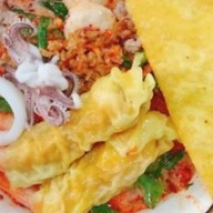 ก๊วยเตี๋ยวต้มยำเกี๊ยวกุ้ง ข้าวกะเพรา โกเด้นทาวน์ บางนาสวนหลวง -