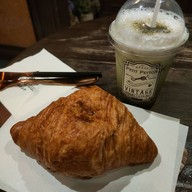 petit peyton traveloque cafe