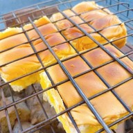 ขนมปังปิ้งเตาถ่าน ปอ อัง ปัง