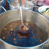 ป้าล้วน ข้าวผัดแดง