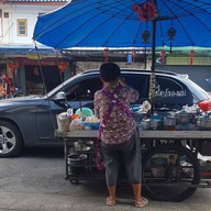 ป้าล้วน ข้าวผัดแดง