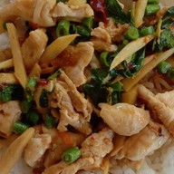 ผัดกระเพราอิ่มอร่อย🥂หอยทอด🍓หมูกรอบ🥃