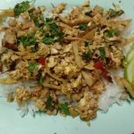 ผัดกระเพราอิ่มอร่อย🥂หอยทอด🍓หมูกรอบ🥃