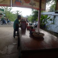 บรรยากาศ ก๋วยเตี๋ยวชายทุ่งน้ำฟ้า