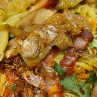 บะหมี่เกี๊ยวกวางตุ้งหมูแดงสมศักดิ์ บางหว้า (เจ้าเก่า)