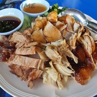 เมนูของร้าน ข้าวหมูแดง ก๋วยเตี๋ยวลูกชิ้น ข้างไมด้าลีสซิ่ง