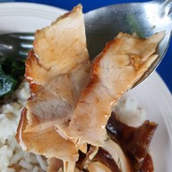 เมนูของร้าน ข้าวหมูแดง ก๋วยเตี๋ยวลูกชิ้น ข้างไมด้าลีสซิ่ง