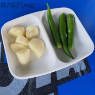 เมนูของร้าน ข้าวหมูแดง ก๋วยเตี๋ยวลูกชิ้น ข้างไมด้าลีสซิ่ง