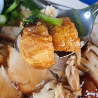 เมนูของร้าน ข้าวหมูแดง ก๋วยเตี๋ยวลูกชิ้น ข้างไมด้าลีสซิ่ง