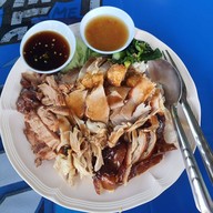 เมนูของร้าน ข้าวหมูแดง ก๋วยเตี๋ยวลูกชิ้น ข้างไมด้าลีสซิ่ง