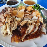 เมนูของร้าน ข้าวหมูแดง ก๋วยเตี๋ยวลูกชิ้น ข้างไมด้าลีสซิ่ง