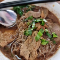 เป็นหนึ่งก๋วยเตี๋ยวเรือ-หมูตุ๋น