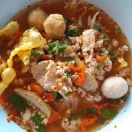 ป้าเอื้อมก๋วยเตี๋ยวต้มยำนัยบ้าน