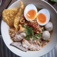 ป้าเอื้อมก๋วยเตี๋ยวต้มยำนัยบ้าน