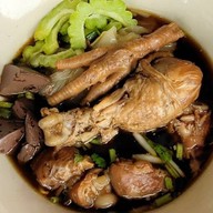 ป้าทรัพย์  ก๋วยเตี๋ยวไก่ตุ๋นยาจีน มีก๋วยเตี๋ยวหมูน้ำตก ต้มยำ น้ำใส อาหารตามสั่ง