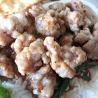 จานบินเดลิเวอรี่ กะเพราพริกแห้ง เครื่องดื่ม ชาเย็น