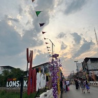 บรรยากาศ ถนนคนเดินไทหล่ม (อ.หล่มสัก จ.เพชรบูรณ์)