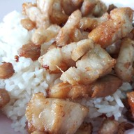 จานบินเดลิเวอรี่ กะเพราพริกแห้ง เครื่องดื่ม ชาเย็น