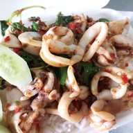 จานบินเดลิเวอรี่ กะเพราพริกแห้ง เครื่องดื่ม ชาเย็น