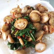 จานบินเดลิเวอรี่ กะเพราพริกแห้ง เครื่องดื่ม ชาเย็น