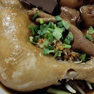 ป้าทรัพย์  ก๋วยเตี๋ยวไก่ตุ๋นยาจีน มีก๋วยเตี๋ยวหมูน้ำตก ต้มยำ น้ำใส อาหารตามสั่ง