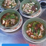 เกาเหลาสามหมูเฮียเลี้ยง