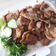 จานบินเดลิเวอรี่ กะเพราพริกแห้ง เครื่องดื่ม ชาเย็น