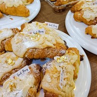 Sant'-Pang :กาแฟ ครัวซองต์ พิซซ่า น้ำผลไม้สกัดเย็น แฮปปี้แลนด์