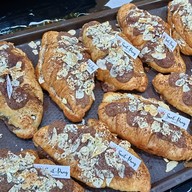 Sant'-Pang :กาแฟ ครัวซองต์ พิซซ่า น้ำผลไม้สกัดเย็น แฮปปี้แลนด์