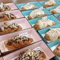 Sant'-Pang :กาแฟ ครัวซองต์ พิซซ่า น้ำผลไม้สกัดเย็น แฮปปี้แลนด์