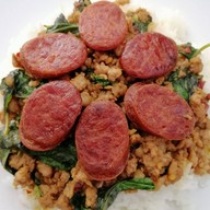 เมนูของร้าน กะเพราหมูกรอบ หมีใหญ่ ให้เยอะ ถนนเฉลิมพระเกียรติ ร.9