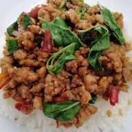 เมนูของร้าน กะเพราหมูกรอบ หมีใหญ่ ให้เยอะ ถนนเฉลิมพระเกียรติ ร.9