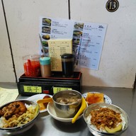 เมนูของร้าน ข้าวหน้าหมูสับไต้หวันจิงฟง 金峰魯肉飯