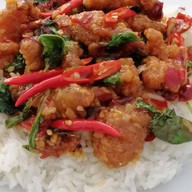 เมนูของร้าน กะเพราหมูกรอบ หมีใหญ่ ให้เยอะ ถนนเฉลิมพระเกียรติ ร.9