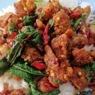 กะเพราหมูกรอบ หมีใหญ่ ให้เยอะ ถนนเฉลิมพระเกียรติ ร.9