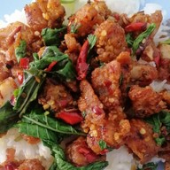 กะเพราหมูกรอบ หมีใหญ่ ให้เยอะ ถนนเฉลิมพระเกียรติ ร.9