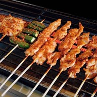 ข้าวหมูทอดกระเทียมพริกโดด