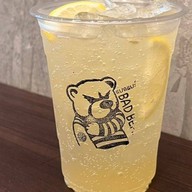 หมีริมคลอง